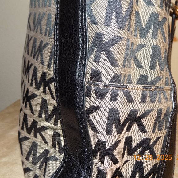 Michael Kors Signature Large Drawstring  Bag - Picture 4 of 4